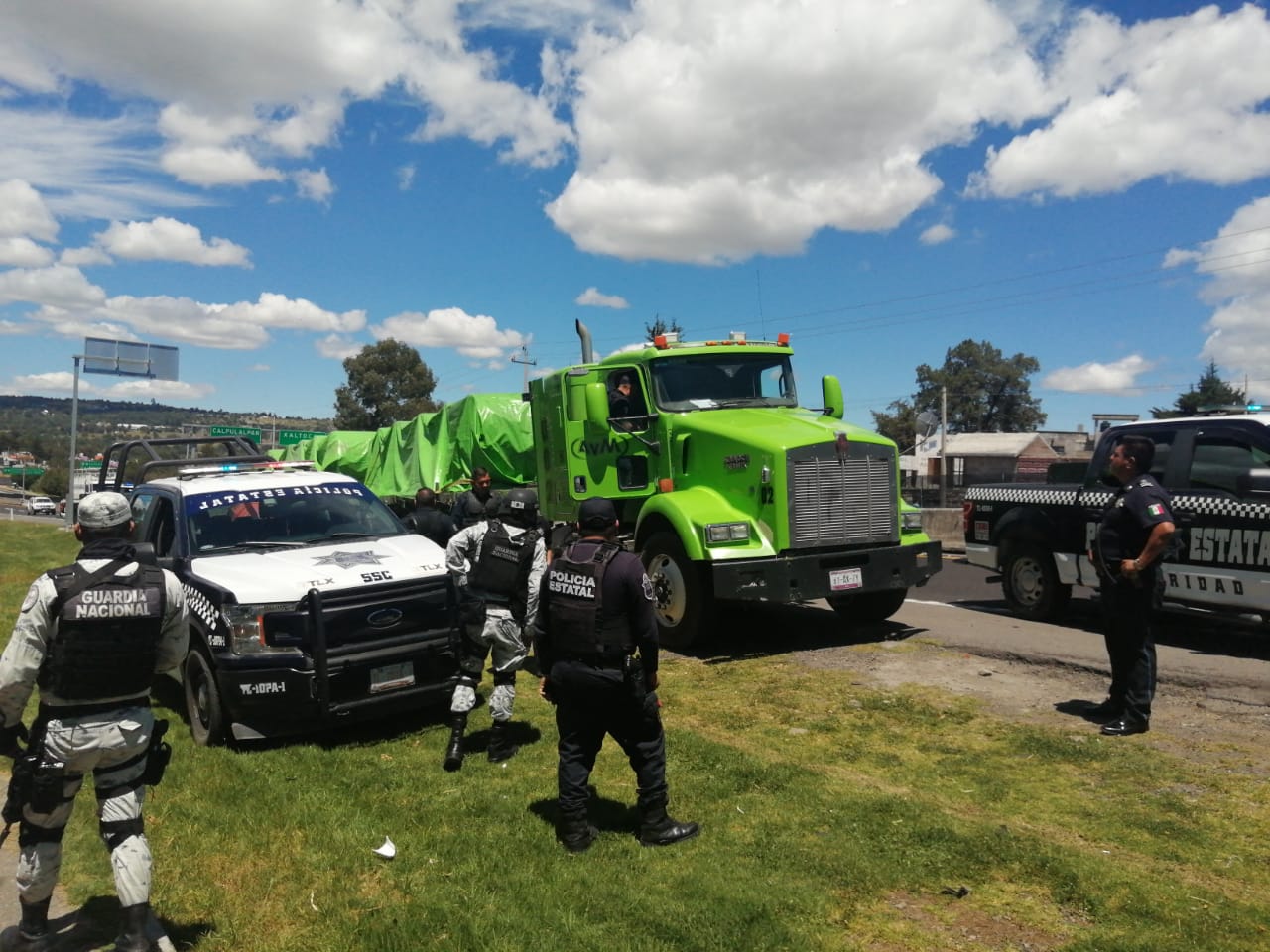 SSC frustra robo a tractocamión y detiene a dos masculinos